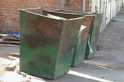 Жильцам бывшего общежития СГАУ запретили выносить мусор на улицу