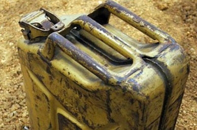 Подростки вынесли из чужого дома двадцать литров бензина