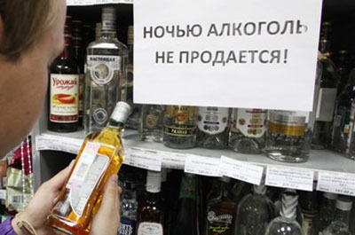 Покупатель лишился приобретенного после 22.00 спиртного