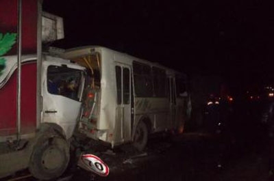 В столкновении трех авто близ Дубков погиб дорожный рабочий