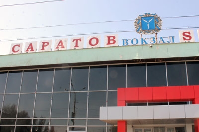 На железнодорожном вокзале Саратова женщина сбросилась с пешеходного моста