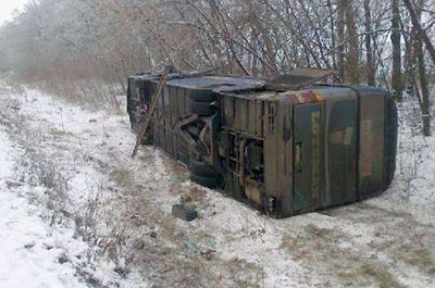 На трассе автобус с 25 пассажирами съехал в кювет