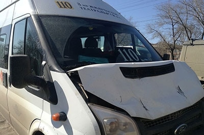 В столкновении фуры с маршруткой пострадали три женщины и ребенок