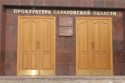 По факту падения на саратовца бетонной плиты возбуждено уголовное дело