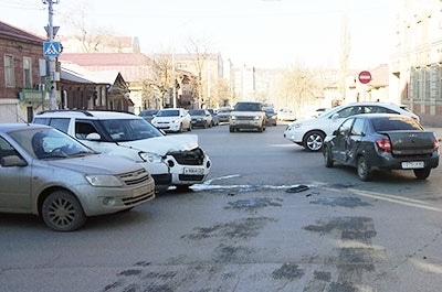 ДТП в центре Саратова. В столкновении двух авто пострадал ребенок