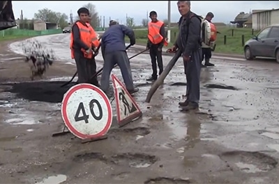 Депутат: в Питерке дорожники латают ямы во время дождя