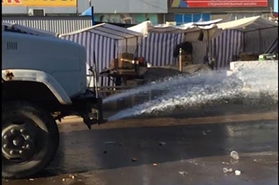 В Саратове поливальная машина "смыла" посетителей рынка