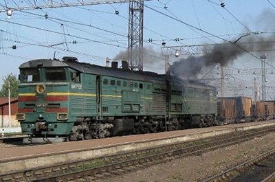 Машинист и его помощник потушили горящий грузовой поезд
