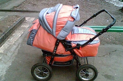 Гражданина подозревают в краже кошелька из детской коляски