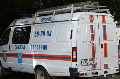 Спасатели помогли травмированному мужчине покинуть горящее здание