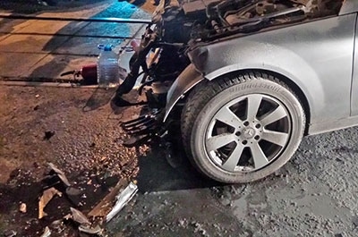 В центре Саратова столкнулись "Мерседес" и "Шевроле". Есть пострадавшие