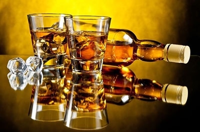 Молодой человек украл бутылку виски и две палки колбасы