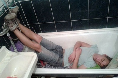 Пьяный мужчина проник в чужой дом и уснул в ванной