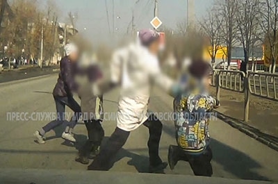 Автомобиль сбил детей у ТЦ "Оранжевый". Запись регистратора