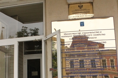 Минстрой судится с застройщиком жилья для сирот в Марксе