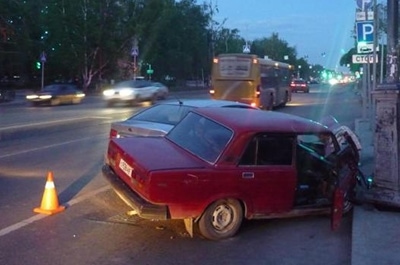 В Саратове "семерка" врезалась в фонарный столб