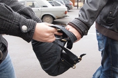 У мужчины на улице отобрали сумку с евро и долларами