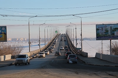 На мосту через Волгу столкнулись три автомобиля