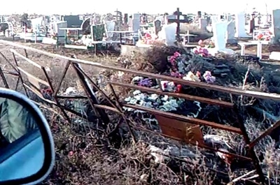 Граждане просят убрать мусор с городского кладбища