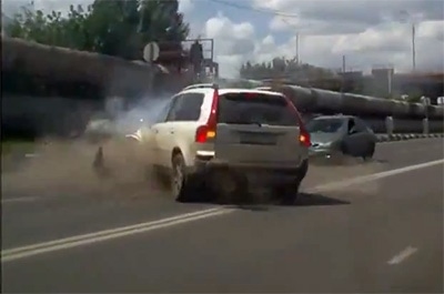 В Сети появилось видео столкновения трех автомобилей на Шехурдина