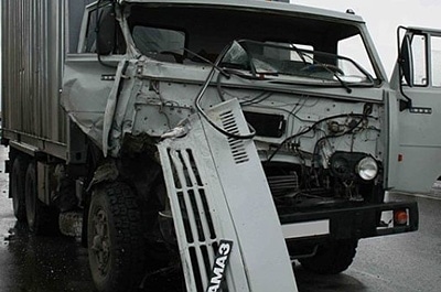 Фура протаранила припаркованный на обочине "КамАЗ"