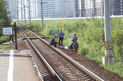 В Саратове пассажирский поезд насмерть сбил женщину