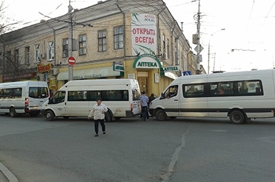 В саратовской маршрутке девушке зажало голову дверью