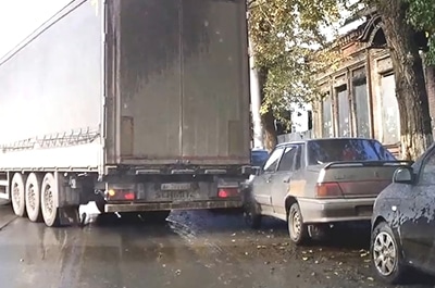 Фура при развороте повредила припаркованную легковушку