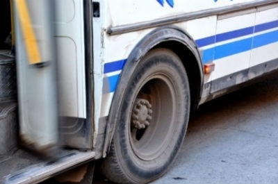 Пожилая женщина получила травмы при посадке в автобус