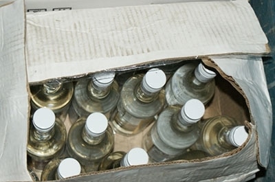 Полицейские нашли контрафактный алкоголь в гараже и магазине