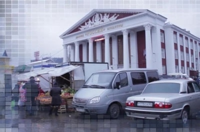 "Взгляд с экрана". Оккупация "России", памятники-хибары и грезы о платных парковках