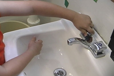 Без холодной воды остались детский сад, лицей и ДЮСШ