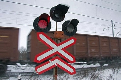 Закрытый железнодорожный переезд парализовал движение на Песчано-Уметском тракте