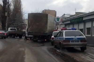 В Заводском районе столкнулись три автомобиля