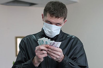 Человек в медицинской маске ограбил магазин