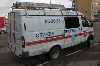 Спасатели с помощью альпинистского снаряжения сняли девушку с чердака