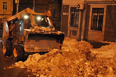 За ночь город засыпали 852 тоннами пескосоляной смеси