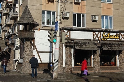 В Саратове иномарка врезалась в "Улей"