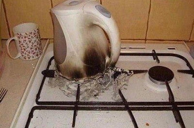 МЧС вызвали из-за расплавившегося на газовой плите электрочайника