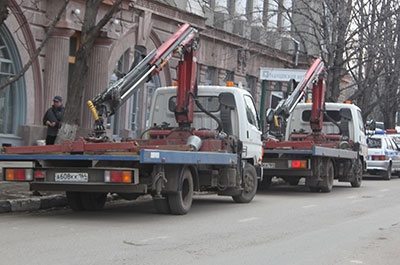 Автолюбитель два месяца добивается эвакуации брошенного транспорта