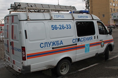 Полицейские и спасатели уговорили саратовца не прыгать с четвертого этажа