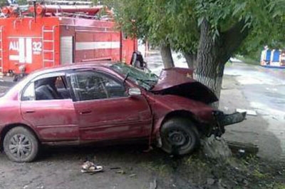 На Шелковичной "Toyota" врезалась в дерево. Двое – в больнице