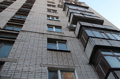 В результате падения с седьмого этажа погиб мужчина