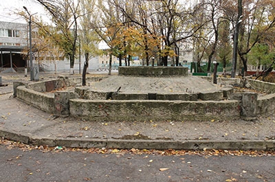 В сквере на Ильинской площади за 1,7 млн рублей отремонтируют дорожки