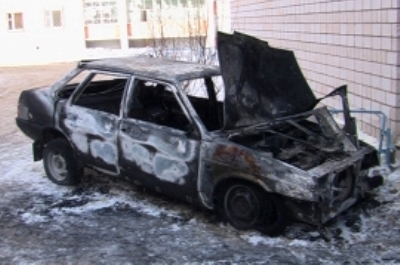 На Астраханской сгорели автомобиль и строительный вагончик