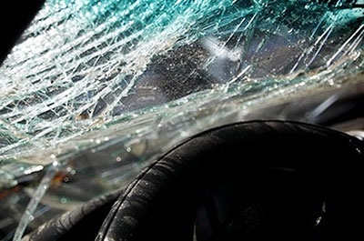 В столкновении двух автомобилей на трассе пострадали два человека