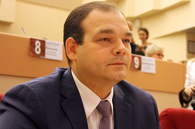 Депутат Кудинов: "Может, не зарплаты резать, а поменьше убирать город?"