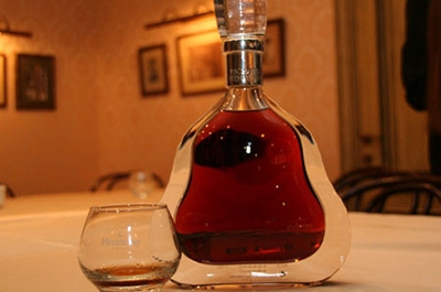 Полицейские вернули магазину украденный "Hennessy"