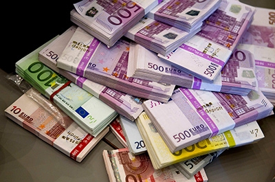 Биржевой курс евро впервые за полтора года упал ниже 64 рублей