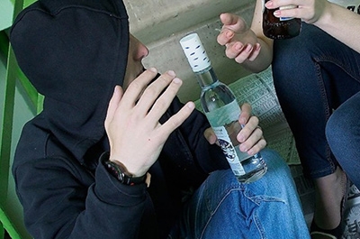 Из подъезда жилого дома госпитализировали пьяного школьника